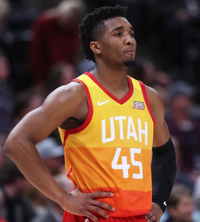 他的成功背 他的成功背